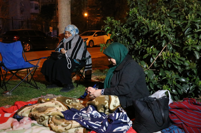 İzmir'de vatandaşlar çadır ve araçlarda konaklıyor
