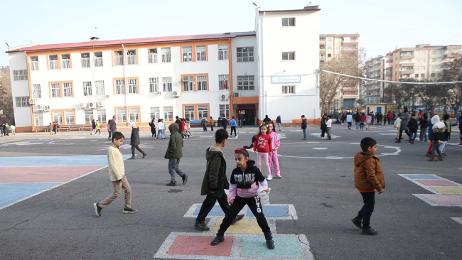 Depremden etkilenen 3 ilde öğrenciler dersbaşı yaptı