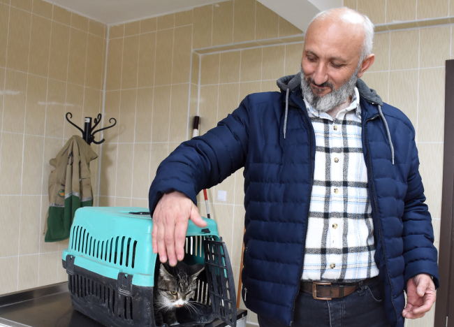 Enkazdan çıkarılan kedileri için Malatya'ya döndüler