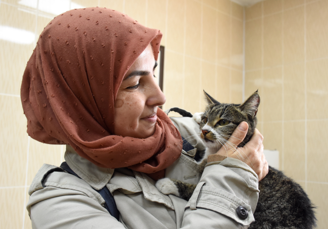 Enkazdan çıkarılan kedileri için Malatya'ya döndüler