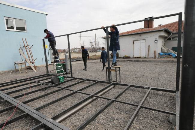 Meslek liseliler depremzede öğrenciler için konteyner sınıf üretiyor