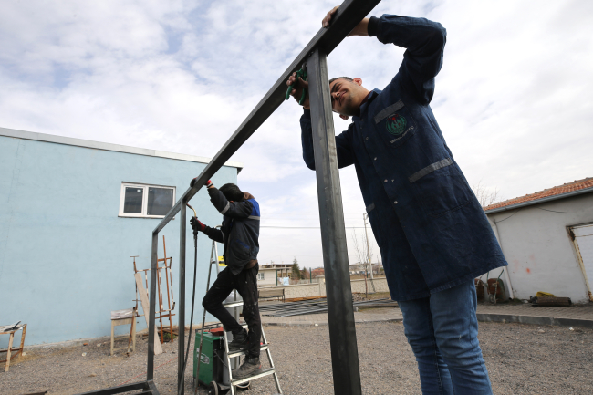 Meslek liseliler depremzede öğrenciler için konteyner sınıf üretiyor