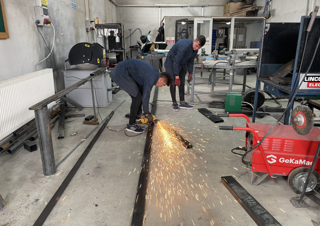 Meslek liseliler depremzede öğrenciler için konteyner sınıf üretiyor