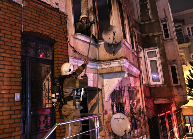 Beyoğlu'nda 4 katlı binada yangın
