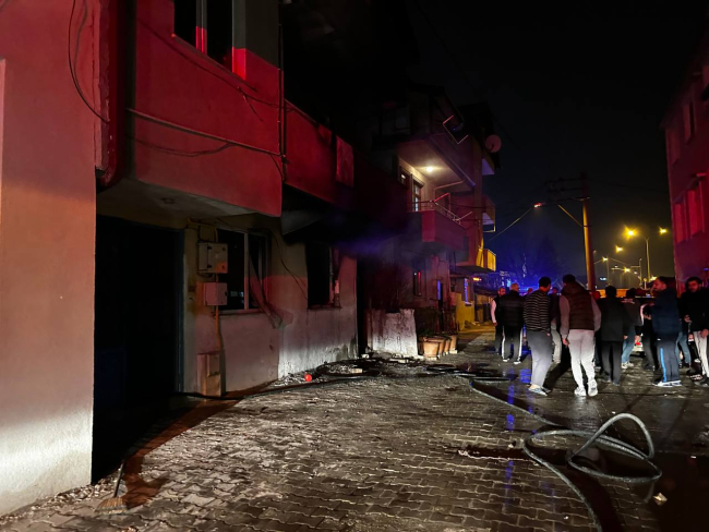 Sakarya'da yangın: 5 kişi dumandan etkilendi