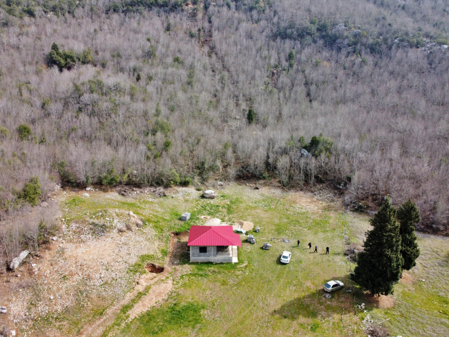 Depremde dağdan kopan kaya, eve 20 metre kala durdu