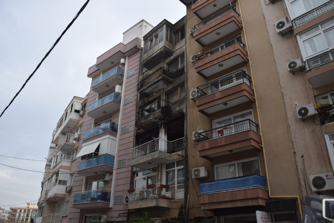 İzmir'de bir evde çıkan yangında 3 kişi dumandan etkilendi