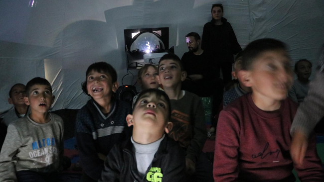 Çocuklar afetin etkisinden etkinliklerle uzaklaştırılıyor