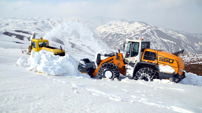 Muş'ta ekiplerin karla mücadelesi sürüyor