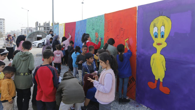 Depremzede çocuklar çadır kenti renklendiriyor