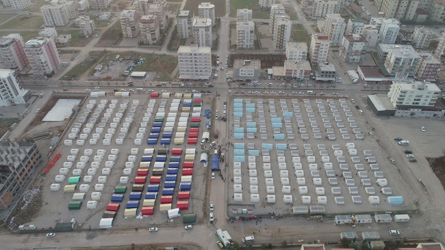 Depremzede çocuklar çadır kenti renklendiriyor