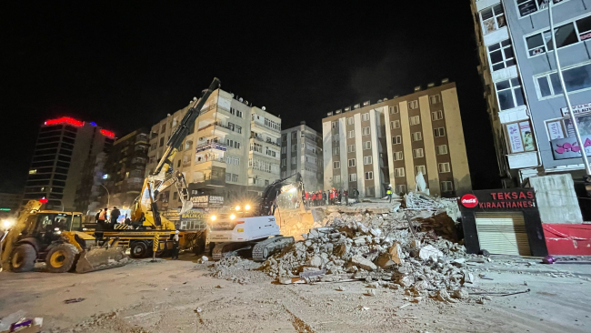 Şanlıurfa'da ağır hasarlı 6 katlı bina çöktü