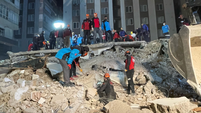 Şanlıurfa'da ağır hasarlı 6 katlı bina çöktü