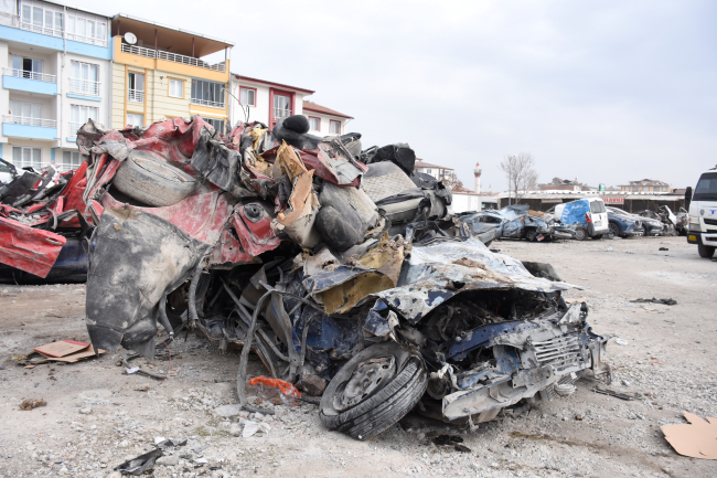 Enkazdan çıkarılan hurdaya dönmüş araçlar sahiplerini bekliyor