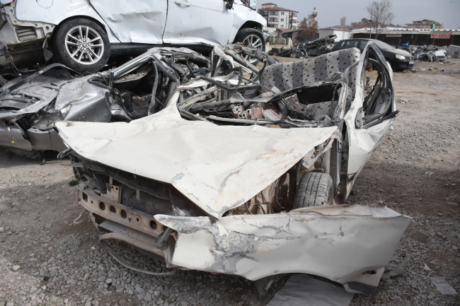 Enkazdan çıkarılan hurdaya dönmüş araçlar sahiplerini bekliyor