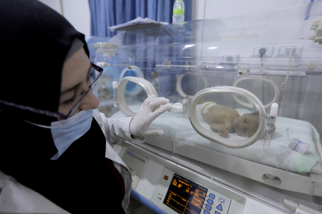 İki kez enkazda kalan anne bebeğinin yolunu gözlüyor