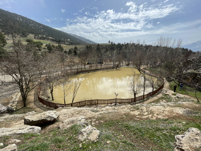 Yeşilgöz Gölü'nün rengi depremlerin ardından değişti