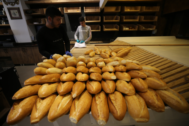Yurt dışında ekmek üreten 3 kardeş depremzedeler için Kahramanmaraş'ta