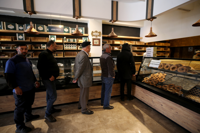 Yurt dışında ekmek üreten 3 kardeş depremzedeler için Kahramanmaraş'ta