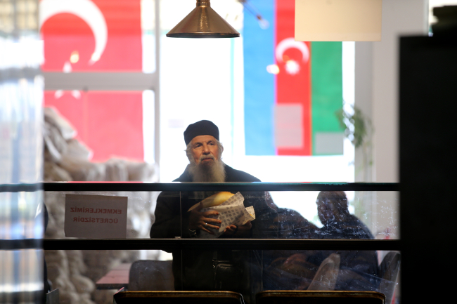 Yurt dışında ekmek üreten 3 kardeş depremzedeler için Kahramanmaraş'ta