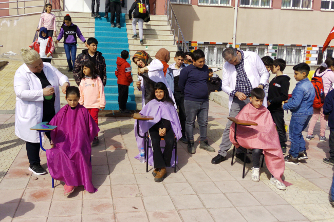Elazığ'da gönüllü berber ve kuaförler depremzedelerin saç bakımını yapıyor