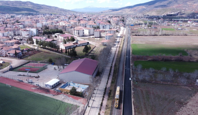 Adıyaman'da depremin etkisiyle hasar gören tren rayları onarılıyor