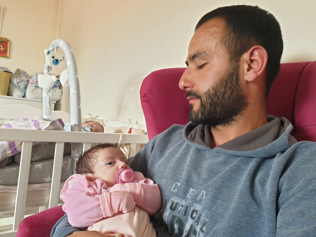 Eşini depremde kaybetti, 2 aylık ikizleriyle hayata bağlandı
