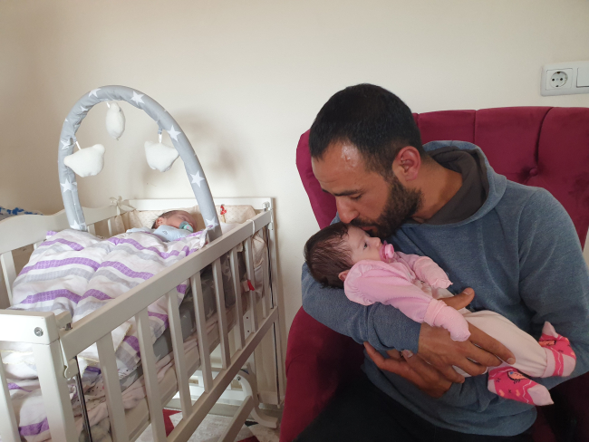 Eşini depremde kaybetti, 2 aylık ikizleriyle hayata bağlandı