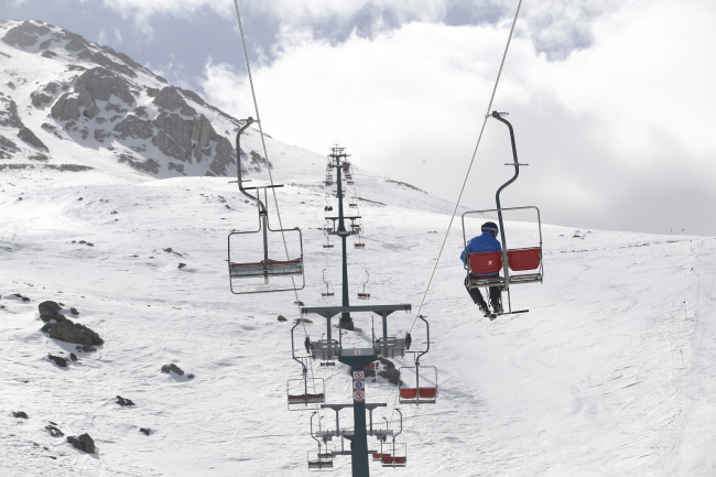 Antalya'da zirvede kış sporları yapılırken sahilde denize girenler oldu