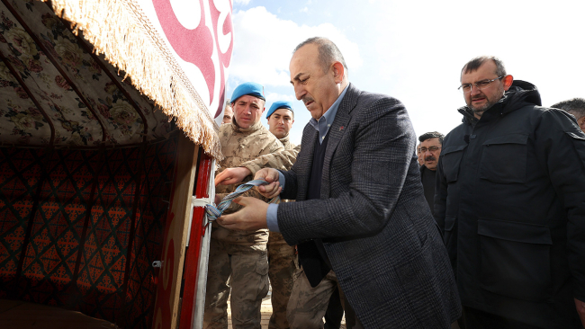 Bakan Çavuşoğlu'ndan Mehmetçiğin kurduğu çadır kente ziyaret