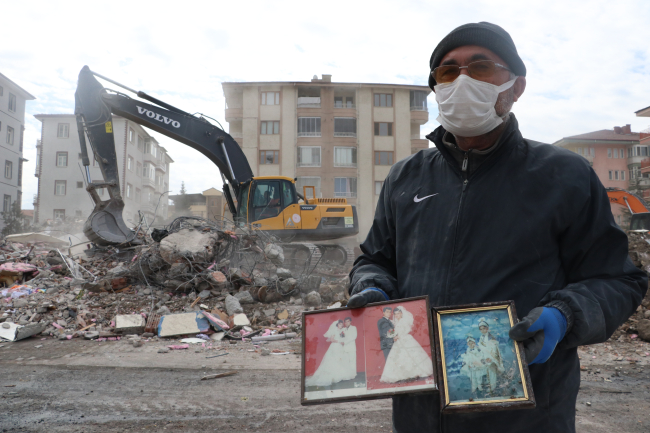 25 yıl oturduğu binanın enkazında 'geçmişini' arıyor