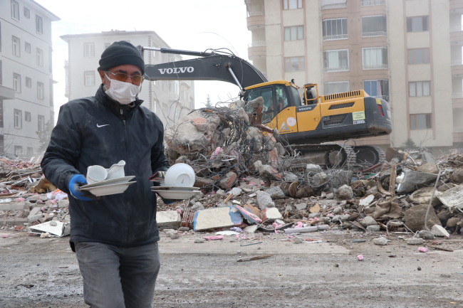 25 yıl oturduğu binanın enkazında 'geçmişini' arıyor