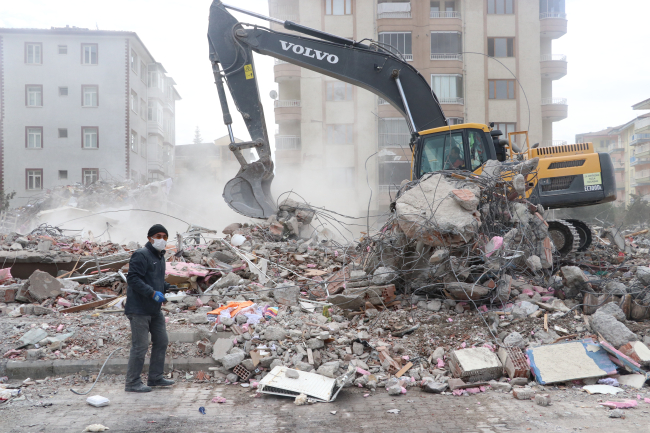 25 yıl oturduğu binanın enkazında 'geçmişini' arıyor