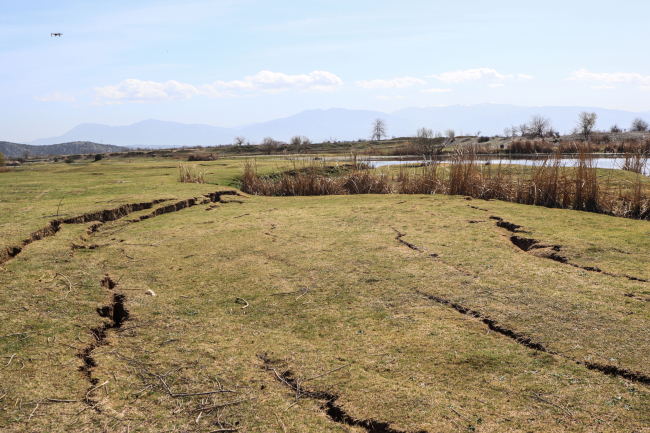 Ceyhan Nehri kıyısındaki köyde deprem nedeniyle çökme oluştu
