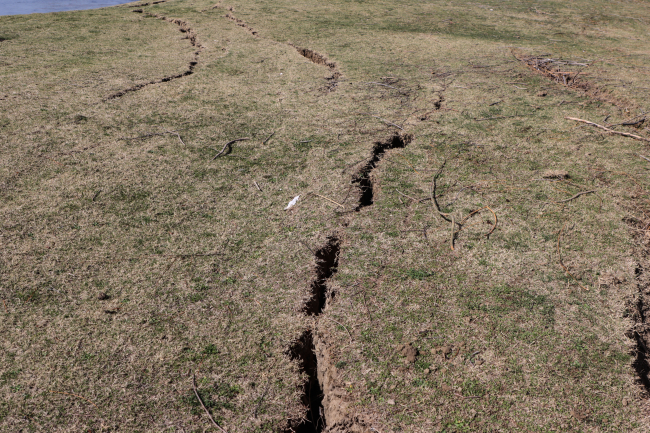 Ceyhan Nehri kıyısındaki köyde deprem nedeniyle çökme oluştu