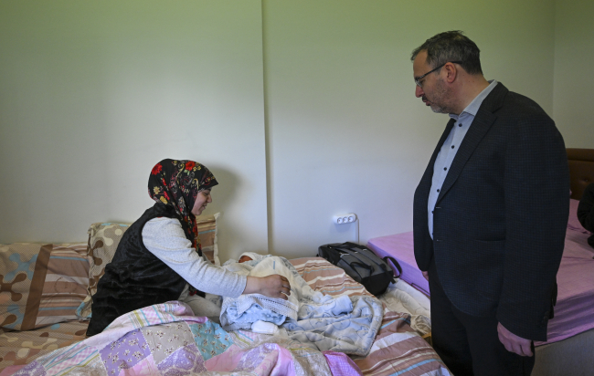Bakan Kasapoğlu doğum yapan depremzedeyi ziyaret etti