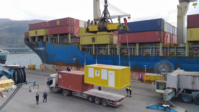 Katar'dan İskenderun'a 522 yaşam konteyneri daha geldi