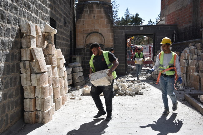 Depremde hasar gören tarihi camiler onarılıyor