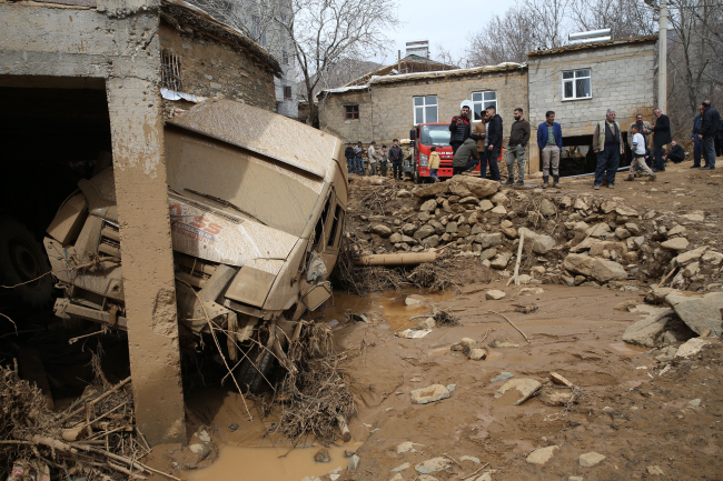 Bitlis'te sulama göleti taştı: Mahallede hasar oluştu