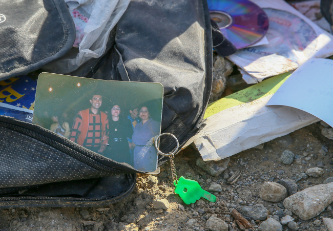 Depremde tamamen yıkılan binadan geriye sadece fotoğraflar kaldı