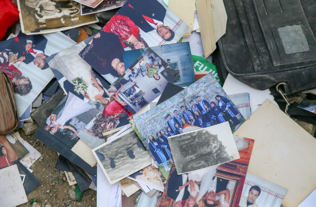 Depremde tamamen yıkılan binadan geriye sadece fotoğraflar kaldı