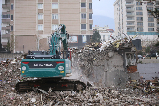 Kahramanmaraş'ta ağır hasarlı binaların yıkım işlemleri sürüyor