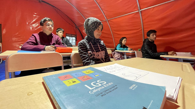 Sınavlara hazırlanan depremzede öğrencilere Mehmetçik'ten destek