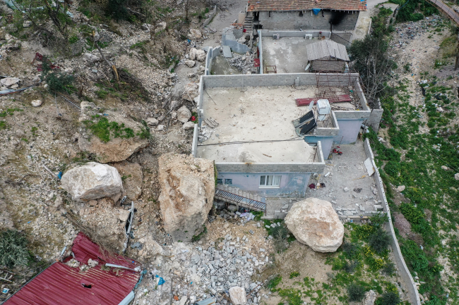 Depremde yıkılmayan evleri dağdan kopan kayalar yıktı
