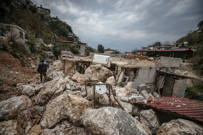 Depremde yıkılmayan evleri dağdan kopan kayalar yıktı