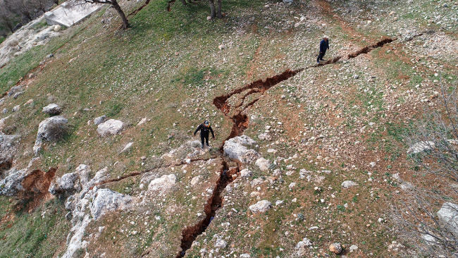 Depremde zemini kayan mezra tahliye edildi