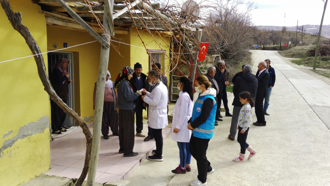 Gönüllü sağlıkçılardan kırsaldaki depremzedelere gezici sağlık hizmeti