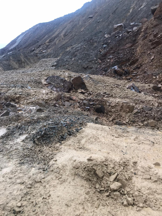 Adana'da heyelan oluşan yolda minibüs mahsur kaldı