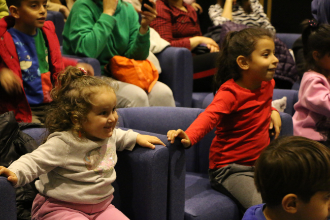 Eskişehir'de misafir edilen depremzede çocuklar tiyatro oyunuyla moral buldu