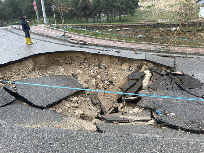 Şanlıurfa'da sel nedeniyle çöken yol trafiğe kapatıldı